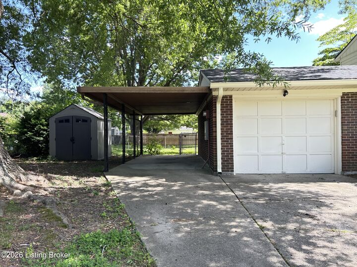 Property Photo:  2009 Meadowgate Ln  KY 40223 