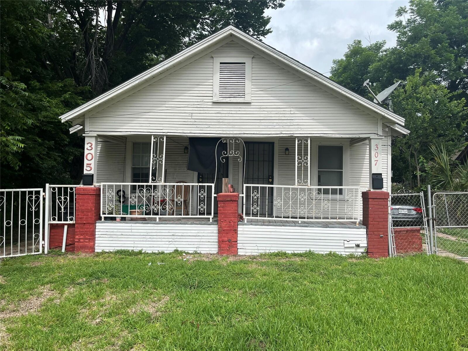 Property Photo:  305 N Bryan Street  TX 77011 
