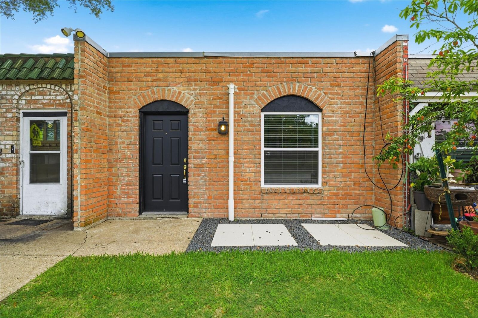 Property Photo: 1405 Shadowdale Drive 23 TX 77043