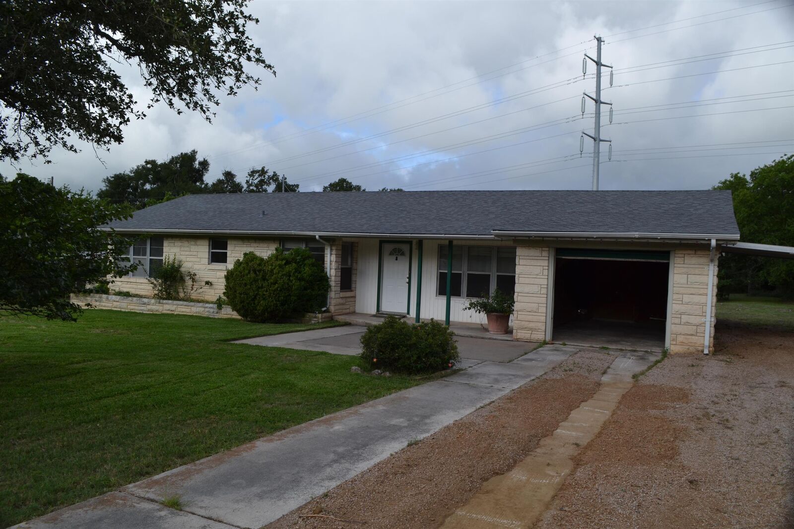 Property Photo: 1502 Sherrard TX 78611