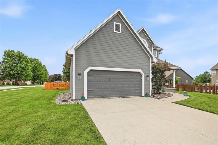 Property Photo: 801 SW 35th Street MO 64082