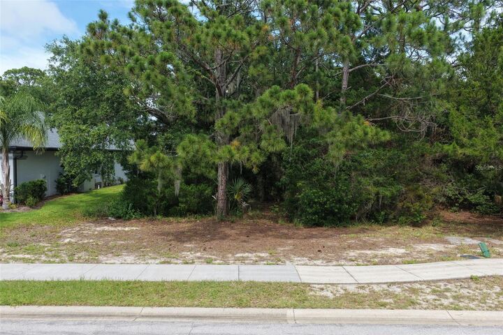 Property Photo: 18 N Lakewalk Drive FL 32137