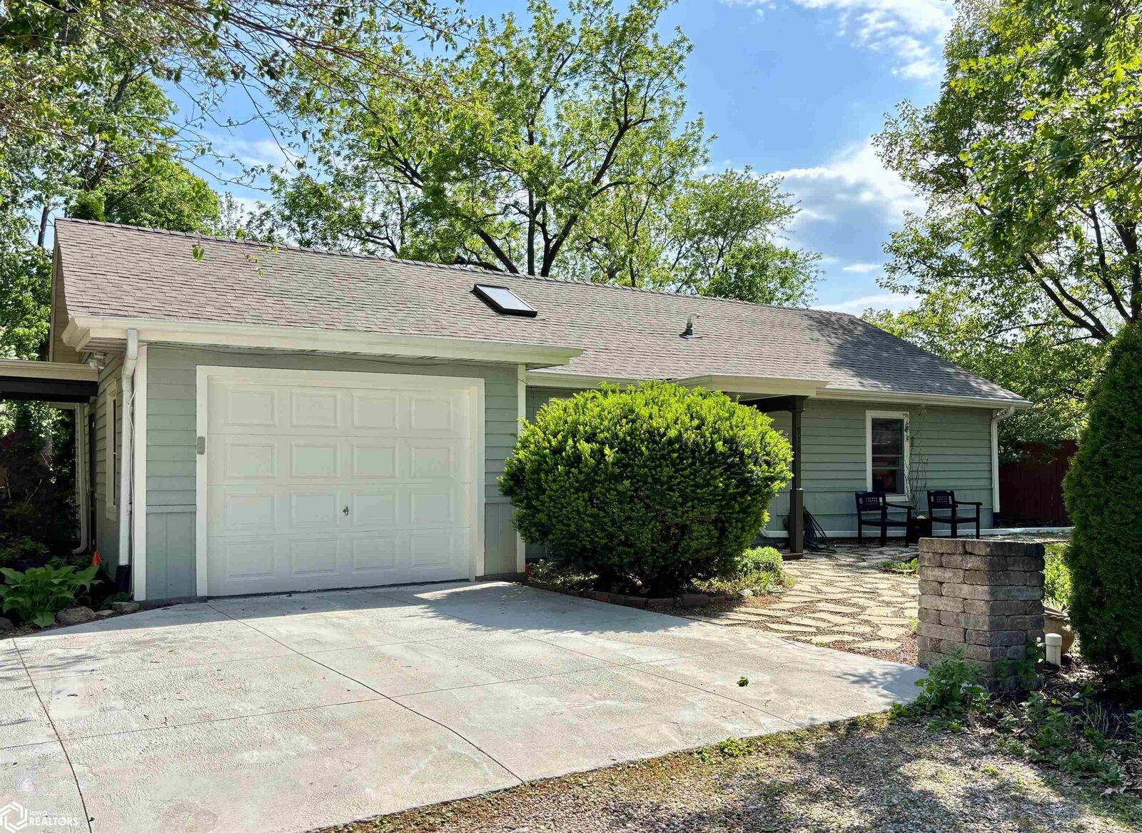 Property Photo: 916 South Main Place IA 52556