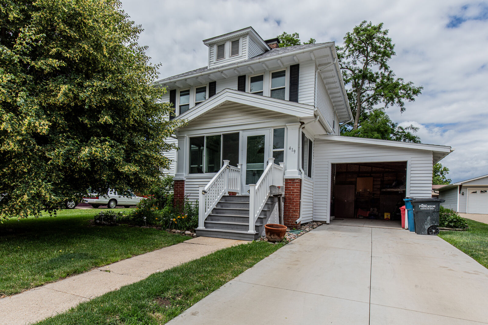 Property Photo: 419 E Lincoln Street IL 61356