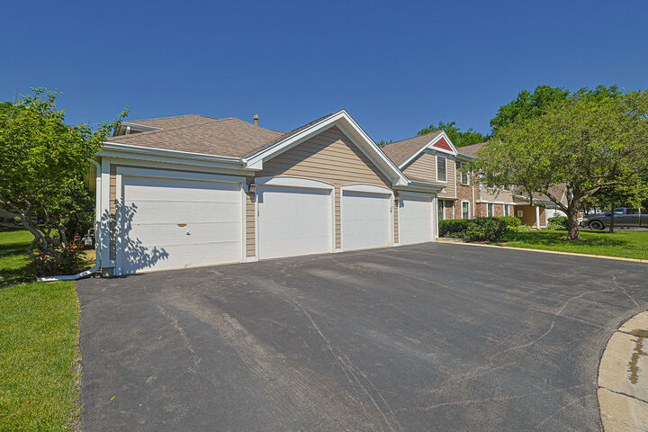 Property Photo: 220 Oak Knoll Court B2 IL 60193