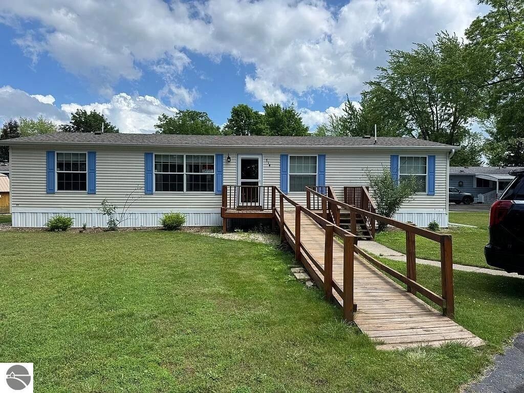 Property Photo:  714 Golfview Circle  MI 49629 