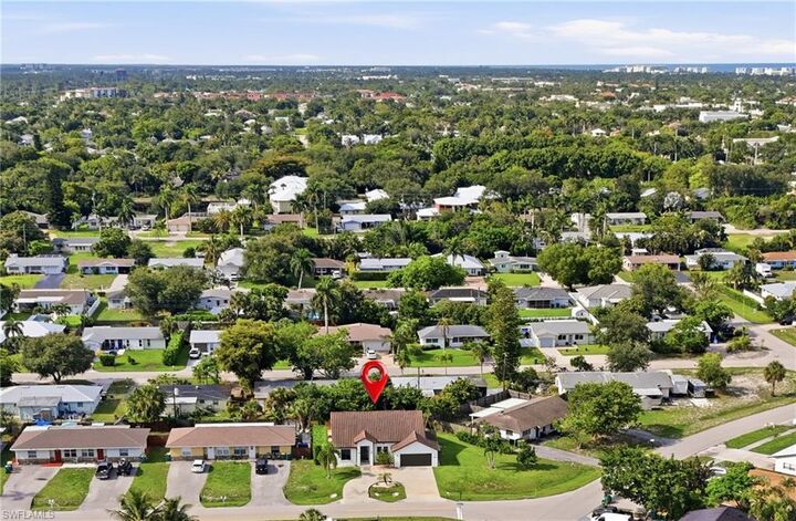 Property Photo:  1140 Jeronimo Dr  FL 34103 