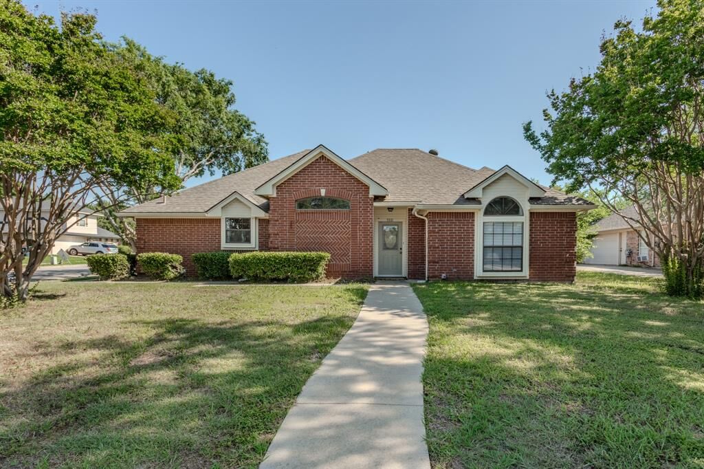 Property Photo:  5301 Tartan Circle  TX 76208 