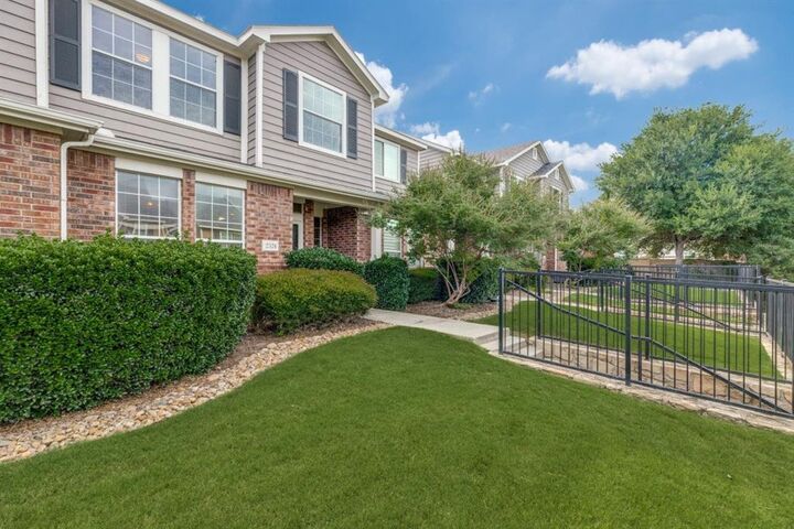 Property Photo: 2324 Stoneleigh Place TX 75071