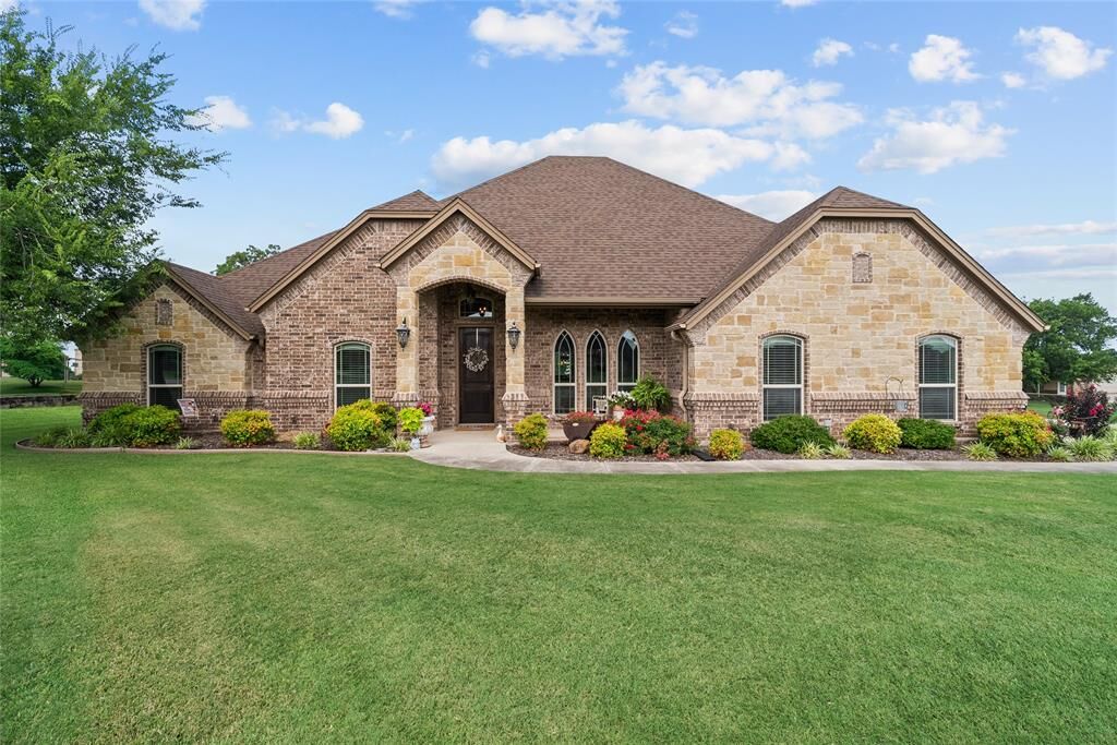 Property Photo: 105 Arbor Terrace TX 76087