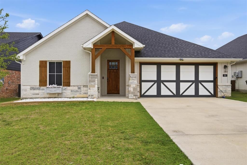 Property Photo:  924 Rodgers Avenue  TX 76044 