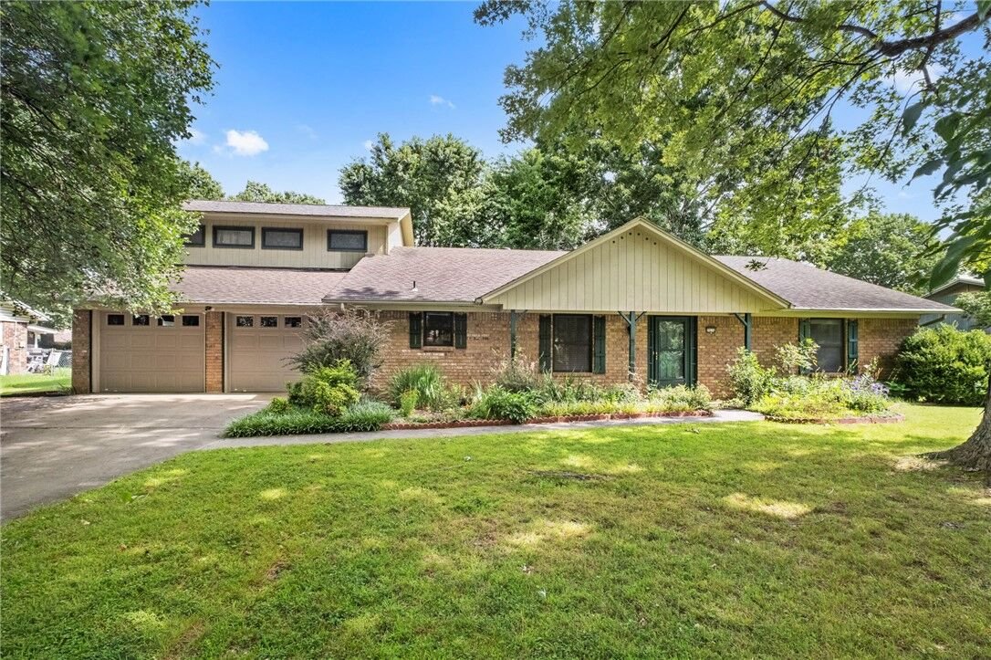 Property Photo:  2514 E Sharon Street  AR 72703 