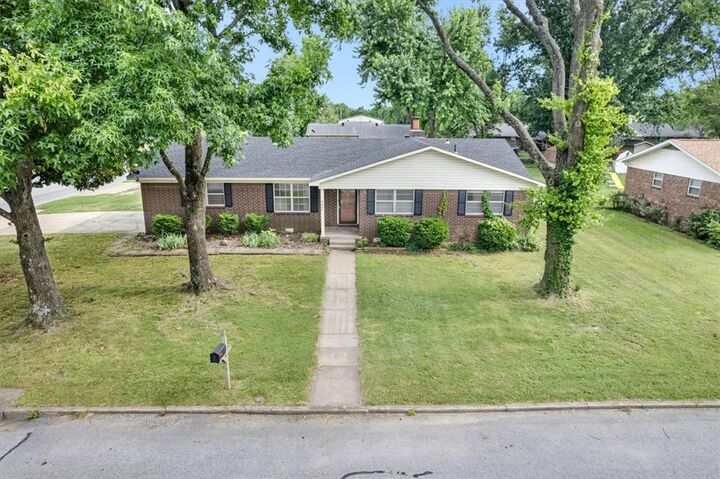 Property Photo:  2406 SE 15th Street  AR 72712 
