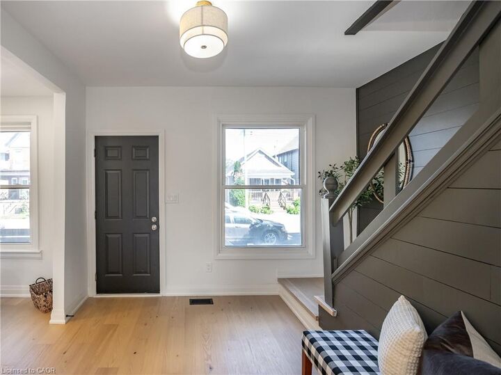 Property Photo:  213 Rosslyn Avenue N  ON L8L 7P8 