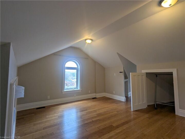 Property Photo:  35 Pearl Street S Upper  ON L8P 3W7 