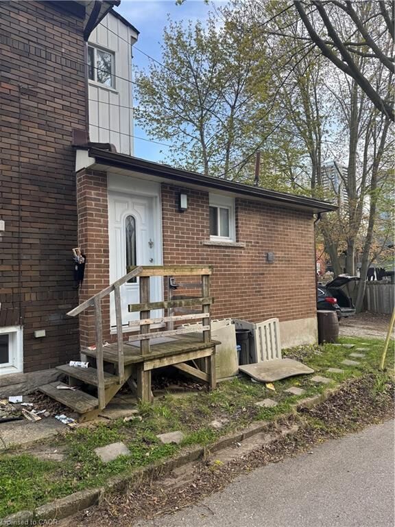 Property Photo:  61 Waterloo Drive  ON N2H 3V1 