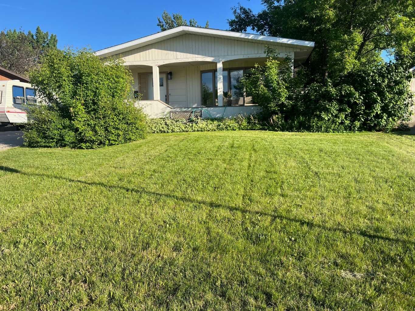 Property Photo:  953 Columbia Boulevard W  AB T1K 4M4 