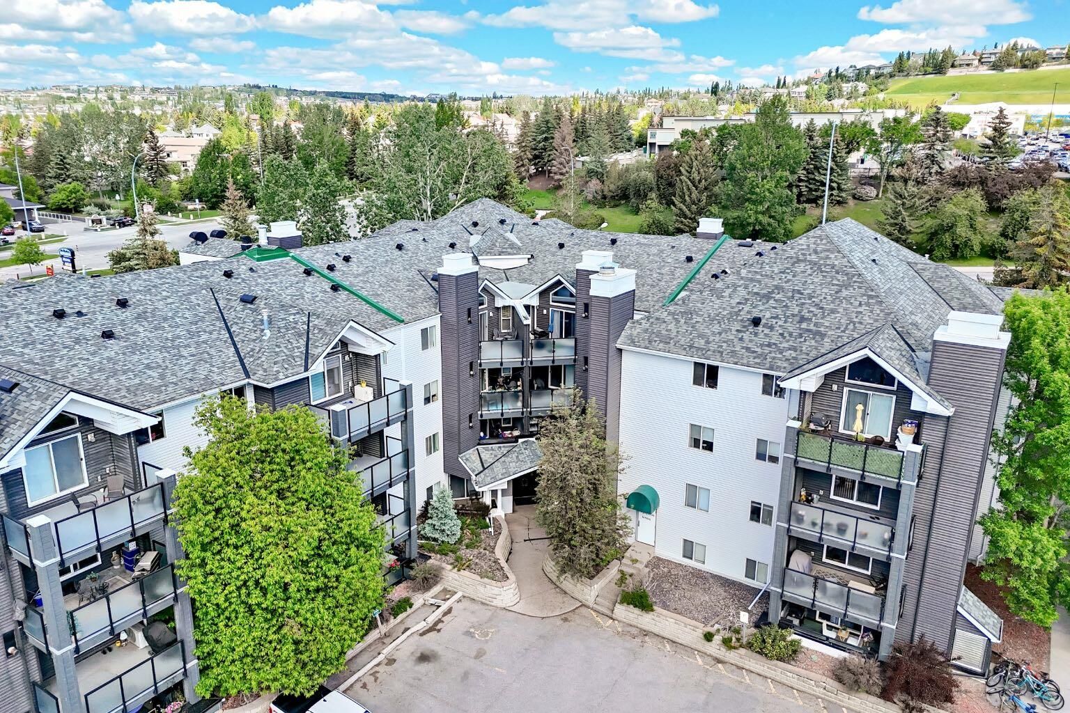Property Photo: 10 Sierra Morena Mews SW 114 AB T3H 3K5