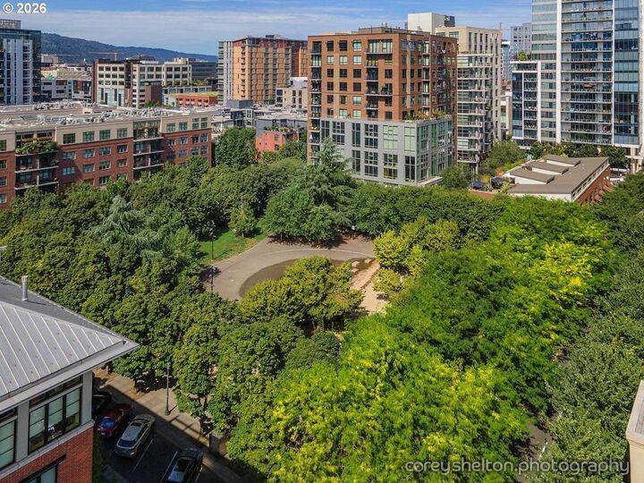 Property Photo:  922 NW 11th Ave 404  OR 97209 