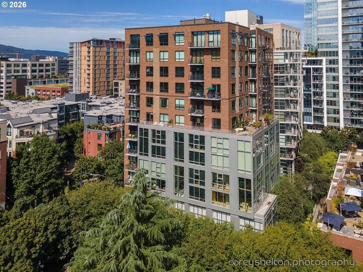 Property Photo: 922 NW 11th Ave 404 OR 97209