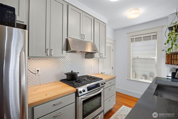 Property Photo: 4420 Dayton Avenue N 2 WA 98103