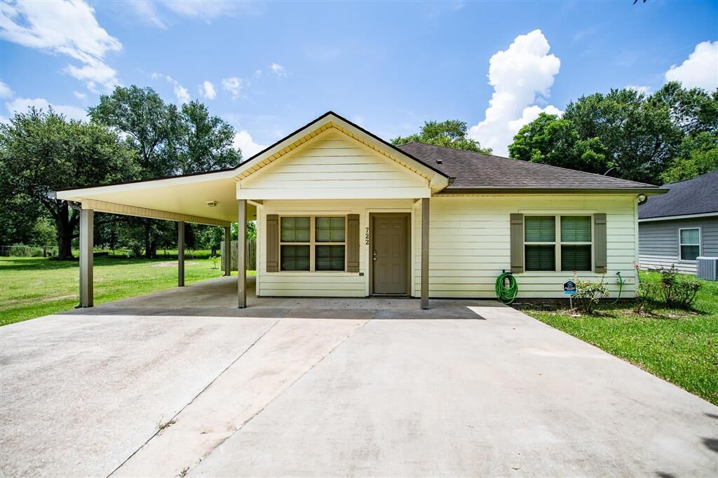 Property Photo: 722 Lebleu Road LA 70607