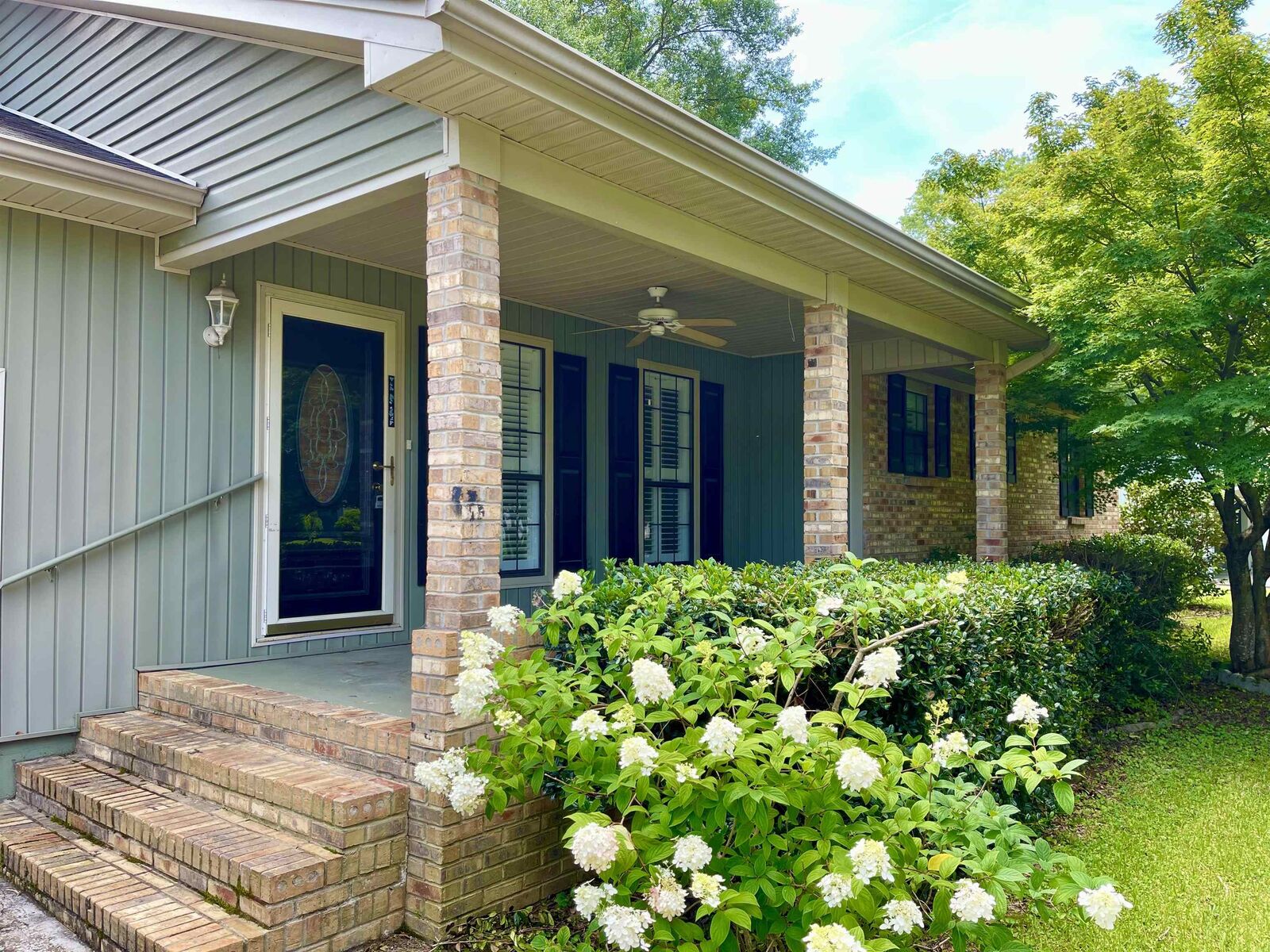 Property Photo: 2106 Dialsdale Dr SW AL 35055