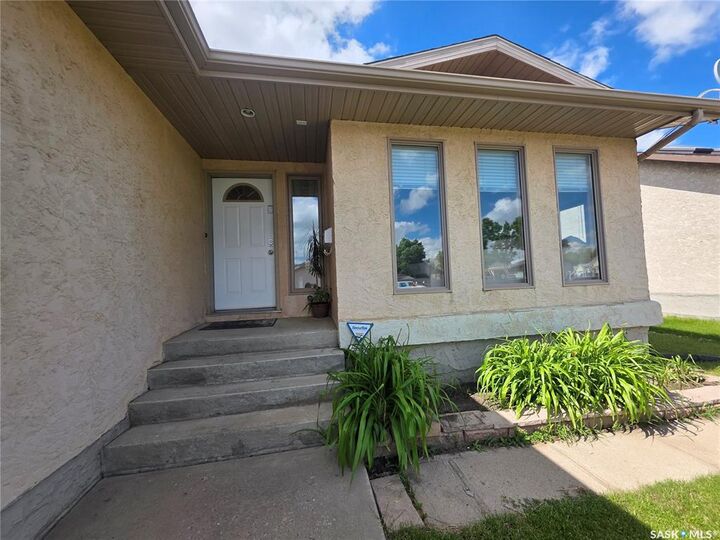 Property Photo: 705 Sun Valley Drive SK S4A 2R1