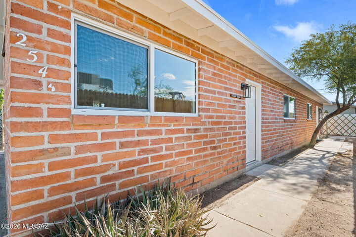 Property Photo: 2544 E Glenn Street AZ 85716