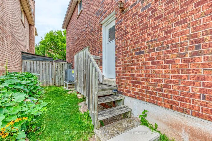Property Photo: 1351 Fieldcrest Lane #Lower ON L6M 2W8