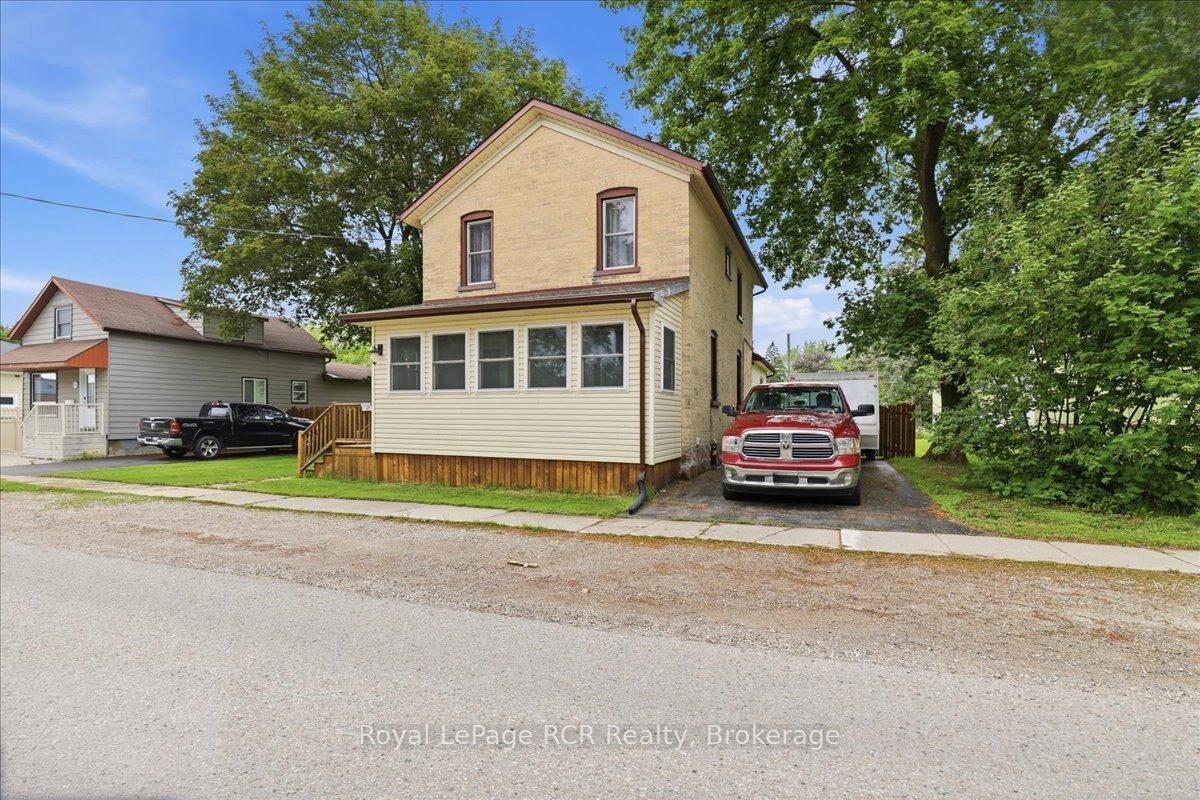 Property Photo: 161 Livingstone Avenue N ON N4W 1P6