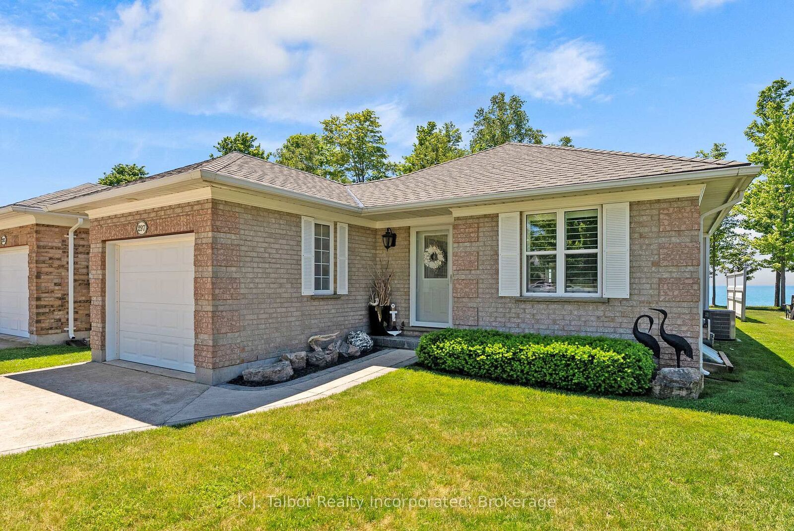 Property Photo: 297 Bethune Crescent ON N7A 4M6
