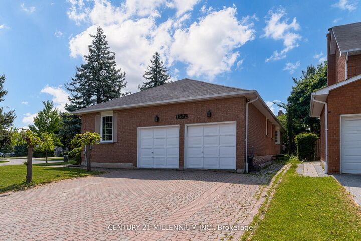Property Photo: 1572 Cartier Court ON L5M 4B3
