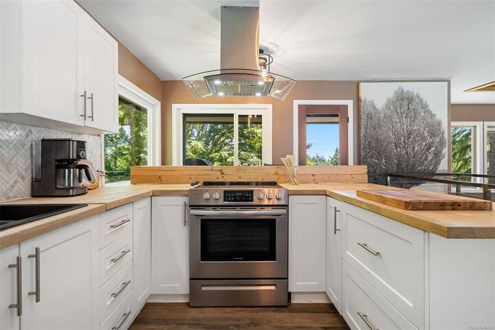 Property Photo: 624 Libra Pl BC V9C 4G6