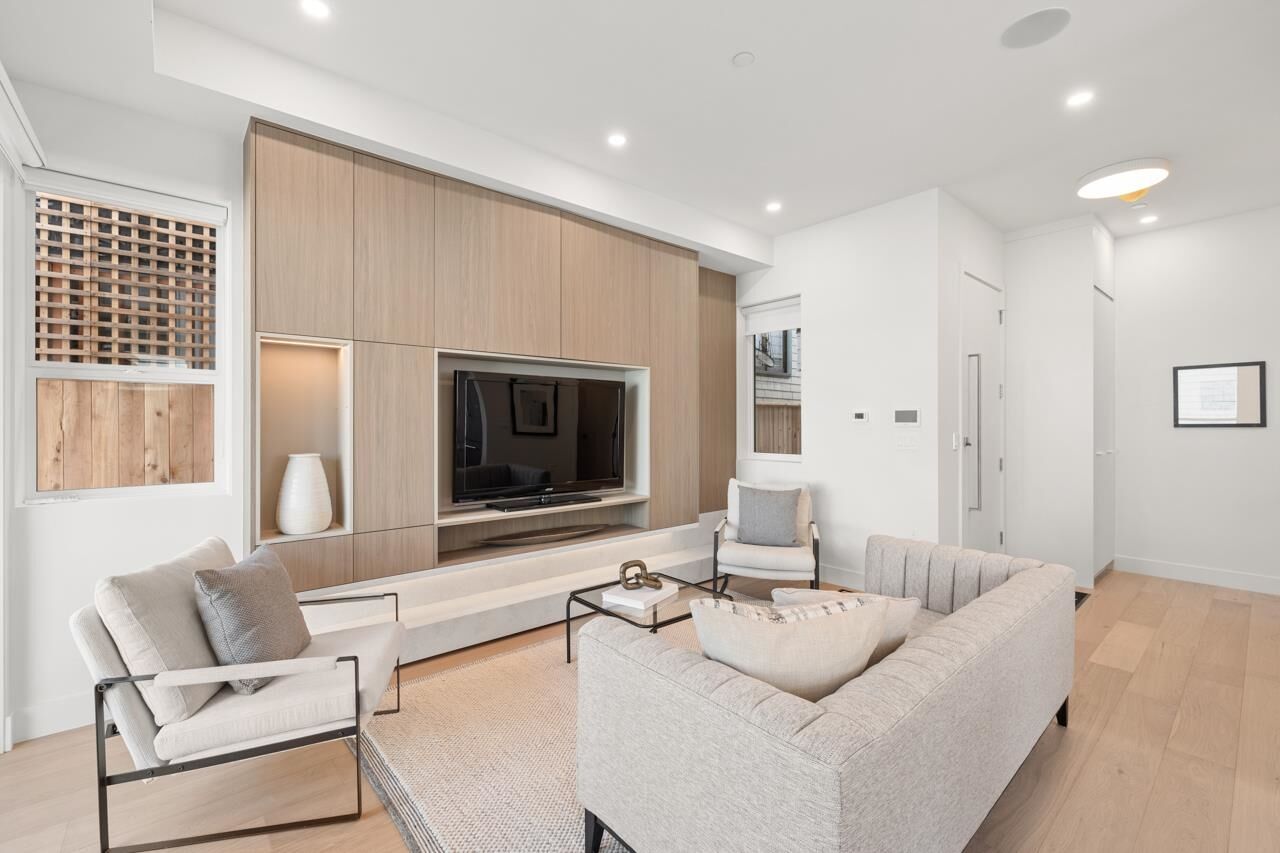Property Photo: 625 E 24th Avenue 2 BC V5V 2A3