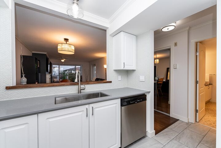 Property Photo:  2340 Hawthorne Avenue 305  BC V3C 1W9 