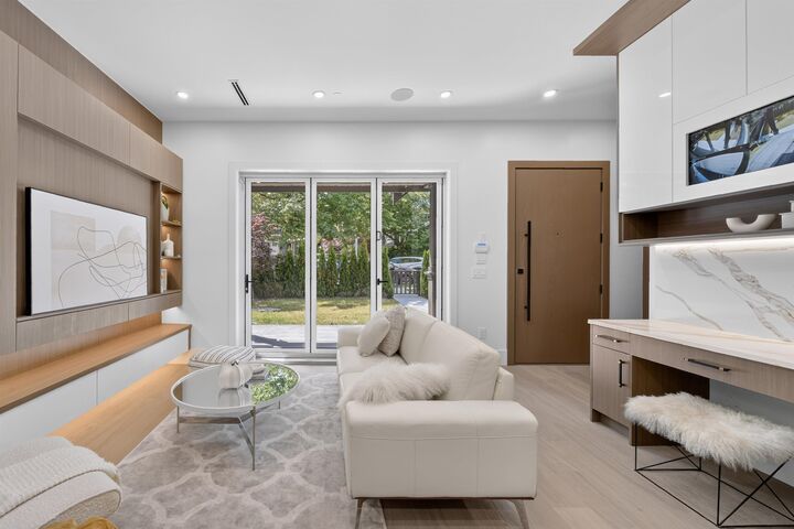 Property Photo: 847 E 10th Avenue 1 BC V5T 2A9