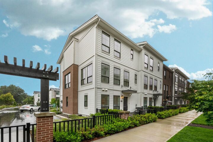 2774 Montrose Avenue 6 — photo 1