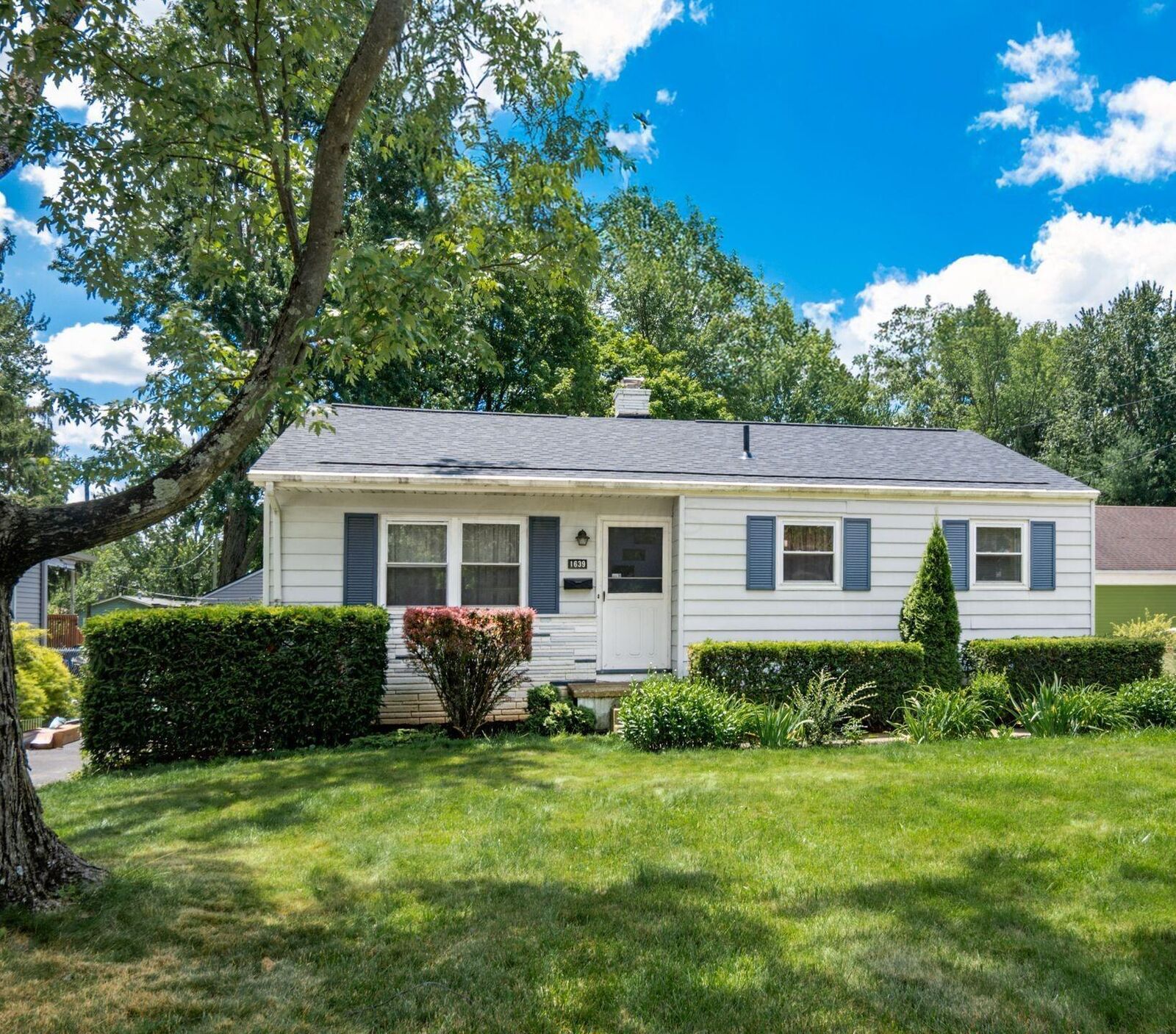 Property Photo:  1639 E Cooke Road  OH 43224 