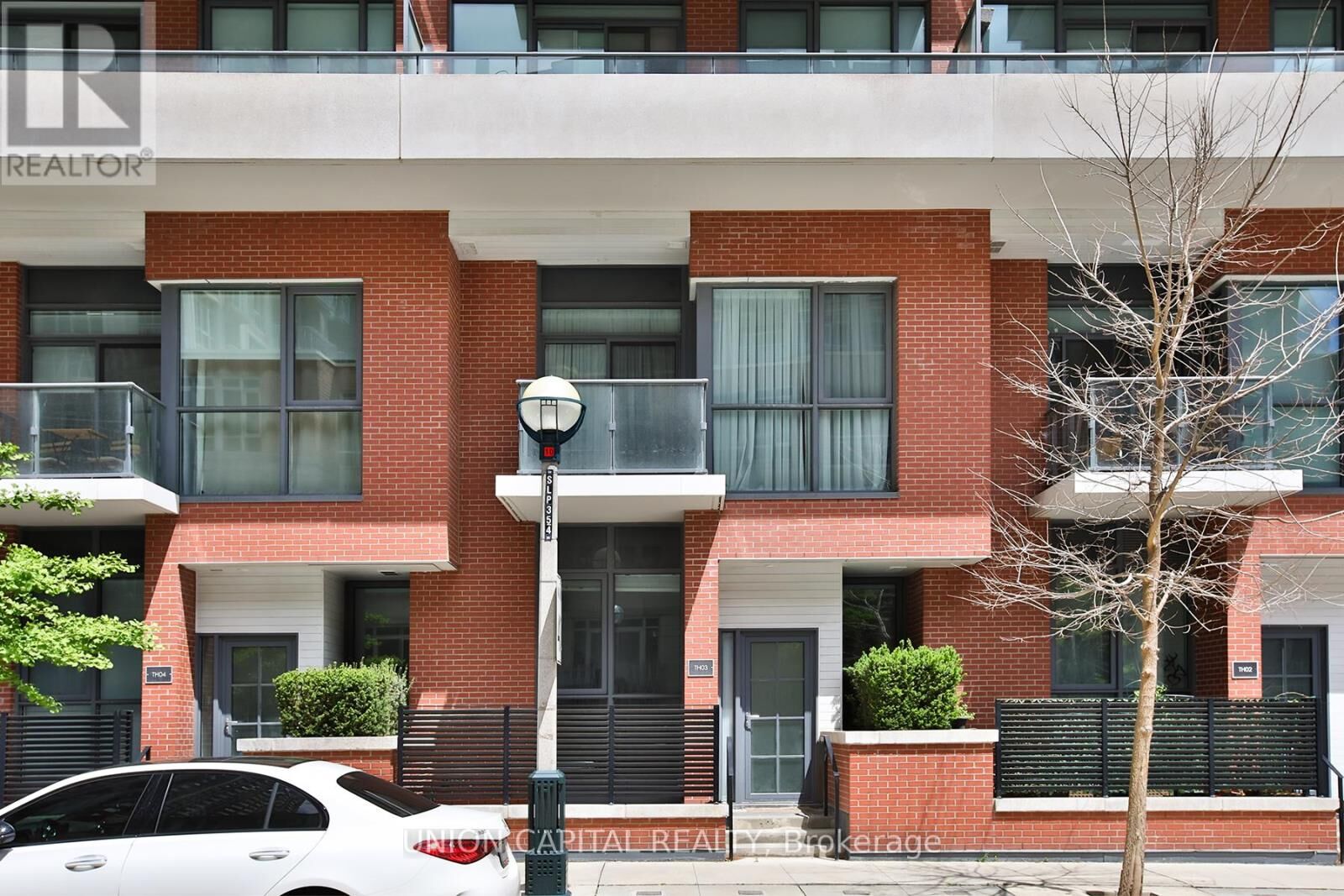 Property Photo:  38 Iannuzzi Street Th03  ON M5V 0S2 