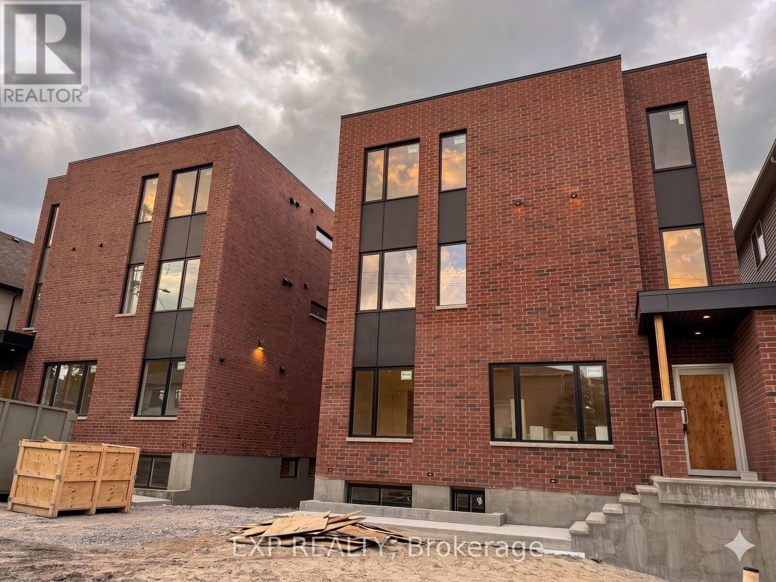 Property Photo:  1301 Dorchester Avenue  ON K1Z 8E8 
