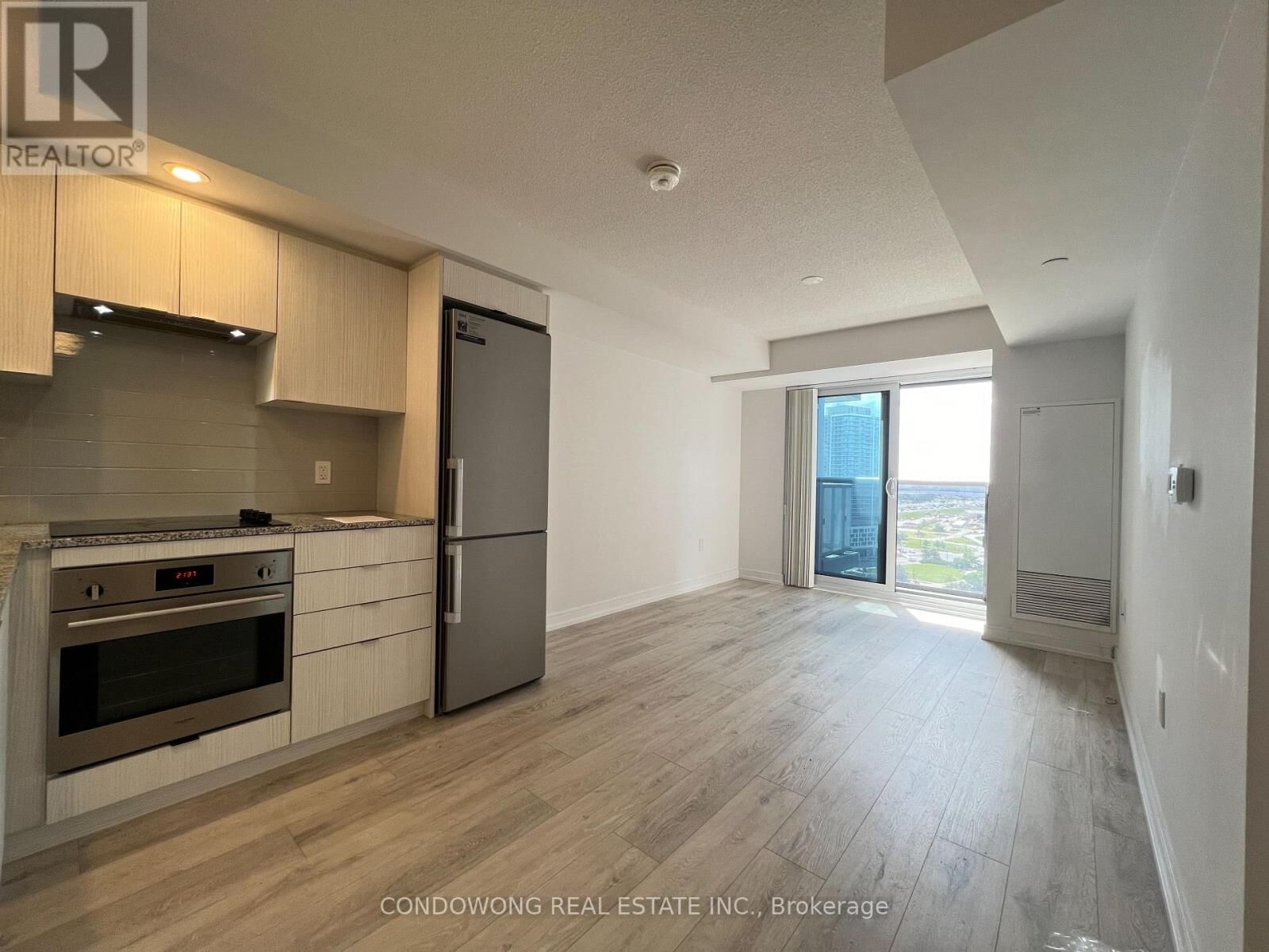 Property Photo: 225 Village Green Square 1905 ON M1S 0N4