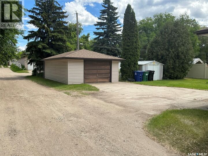Property Photo:  310 Vancouver Avenue S  SK S7M 3N1 