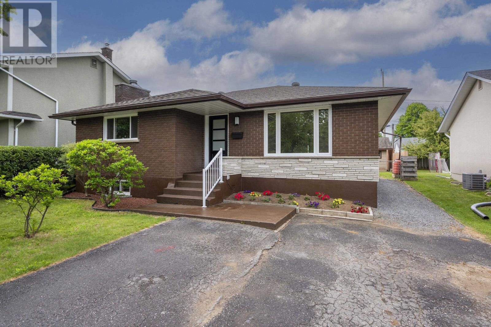 Property Photo:  124 Riverview Dr W  ON P7C 1R4 