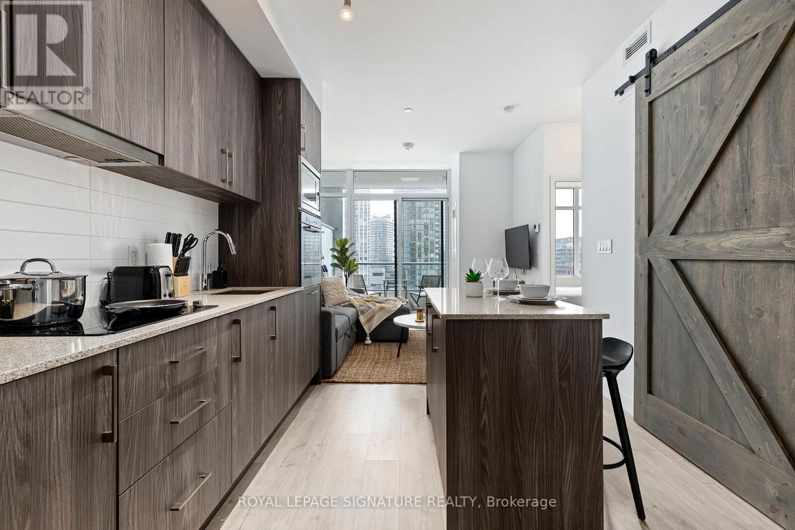 Property Photo:  576 Front Street West 806E  ON M5V 1C1 