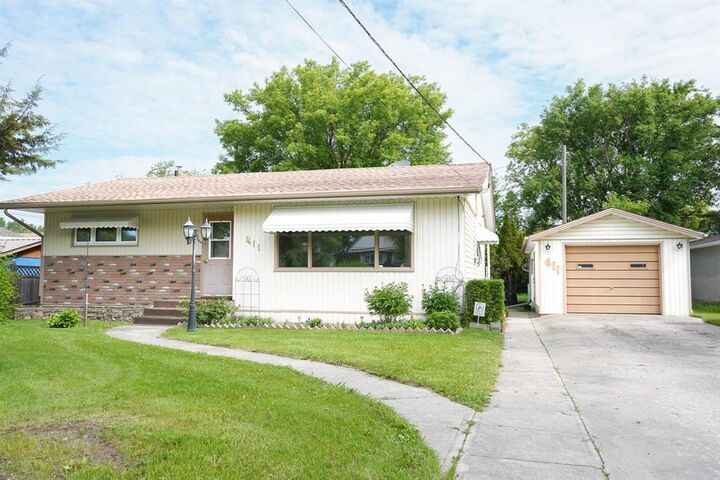 Property Photo: 411 Gertrude Avenue MB R0E 0C0