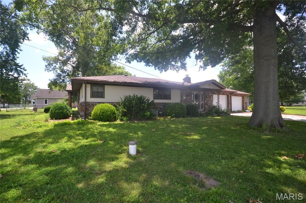Property Photo:  319 Old Floraville Road  IL 62298 