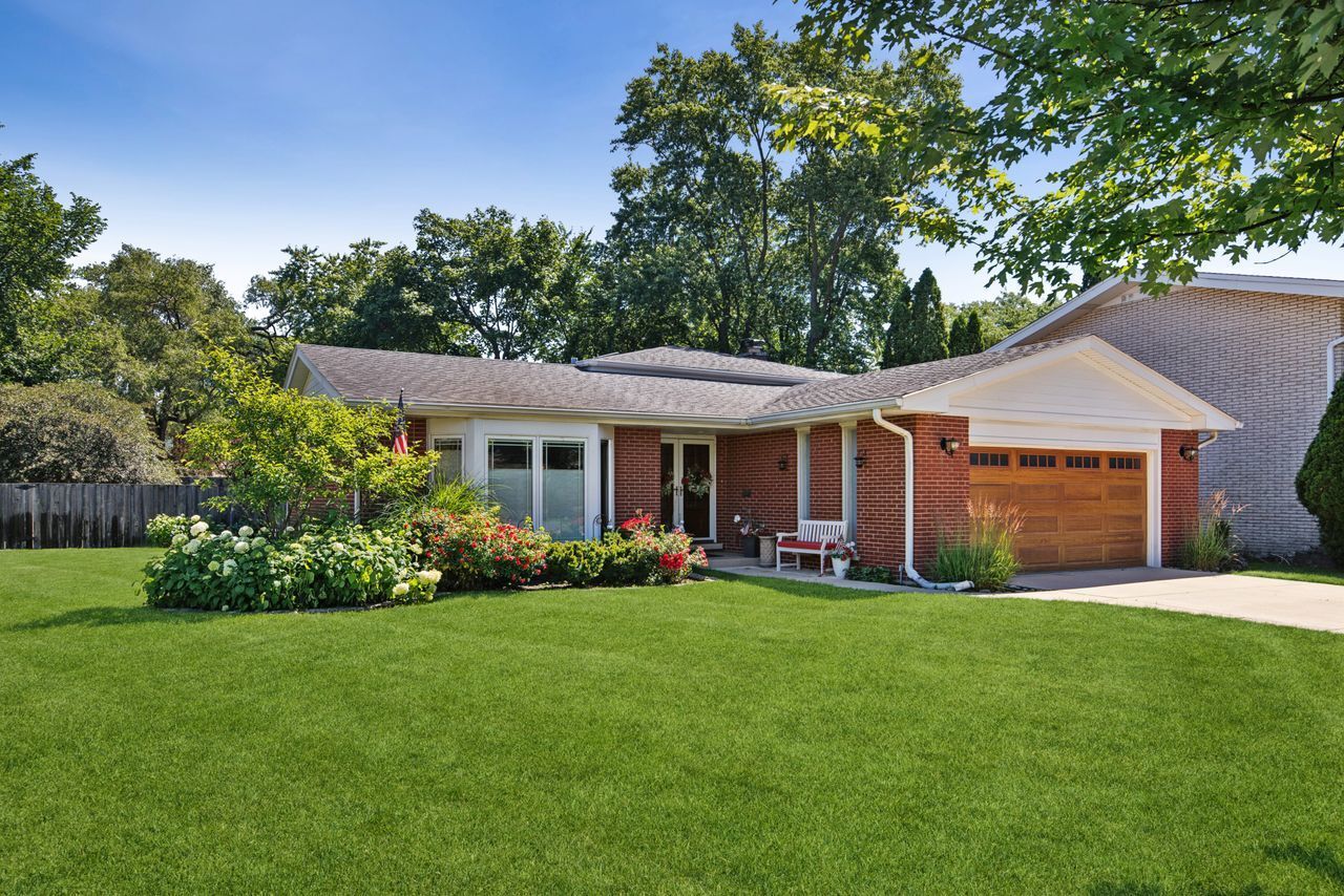 Property Photo: 6833 N Concord Lane N IL 60714