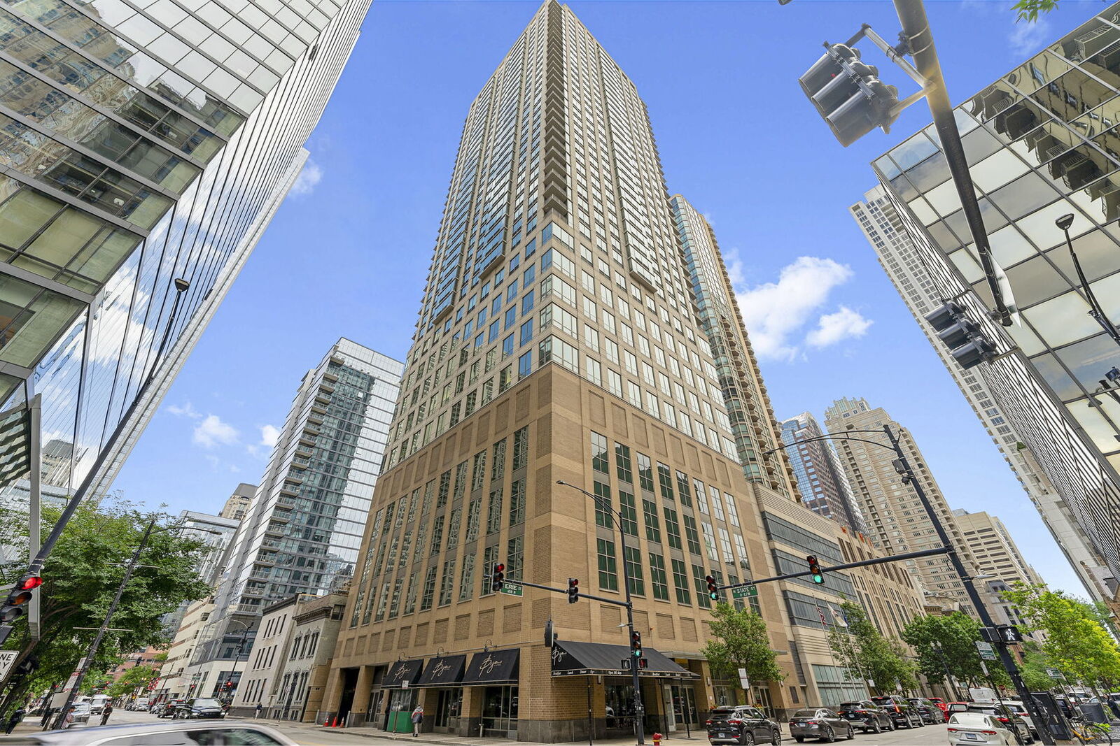 Property Photo:  2 E Erie Street 3706  IL 60611 