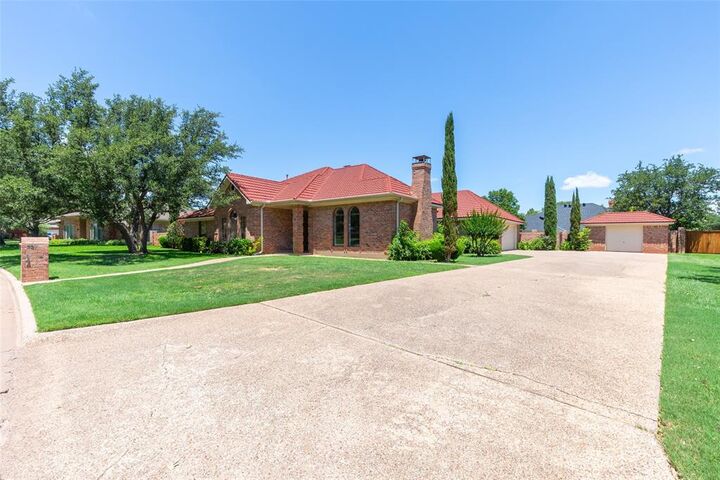 Property Photo: 32 Glen Abbey Street TX 79606